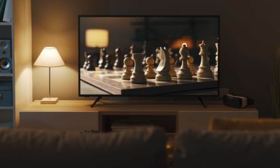 Tela de TV com a imagem de um tabuleiro de xadrez, jogo símbolo da estratégia.